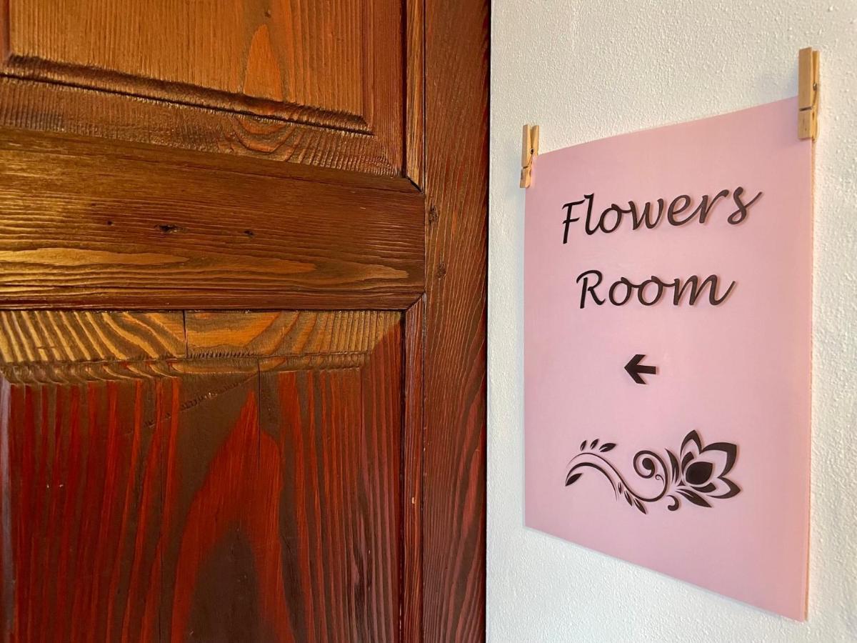 1912 - Flowers Room - Budget For Young Локарно Екстериор снимка